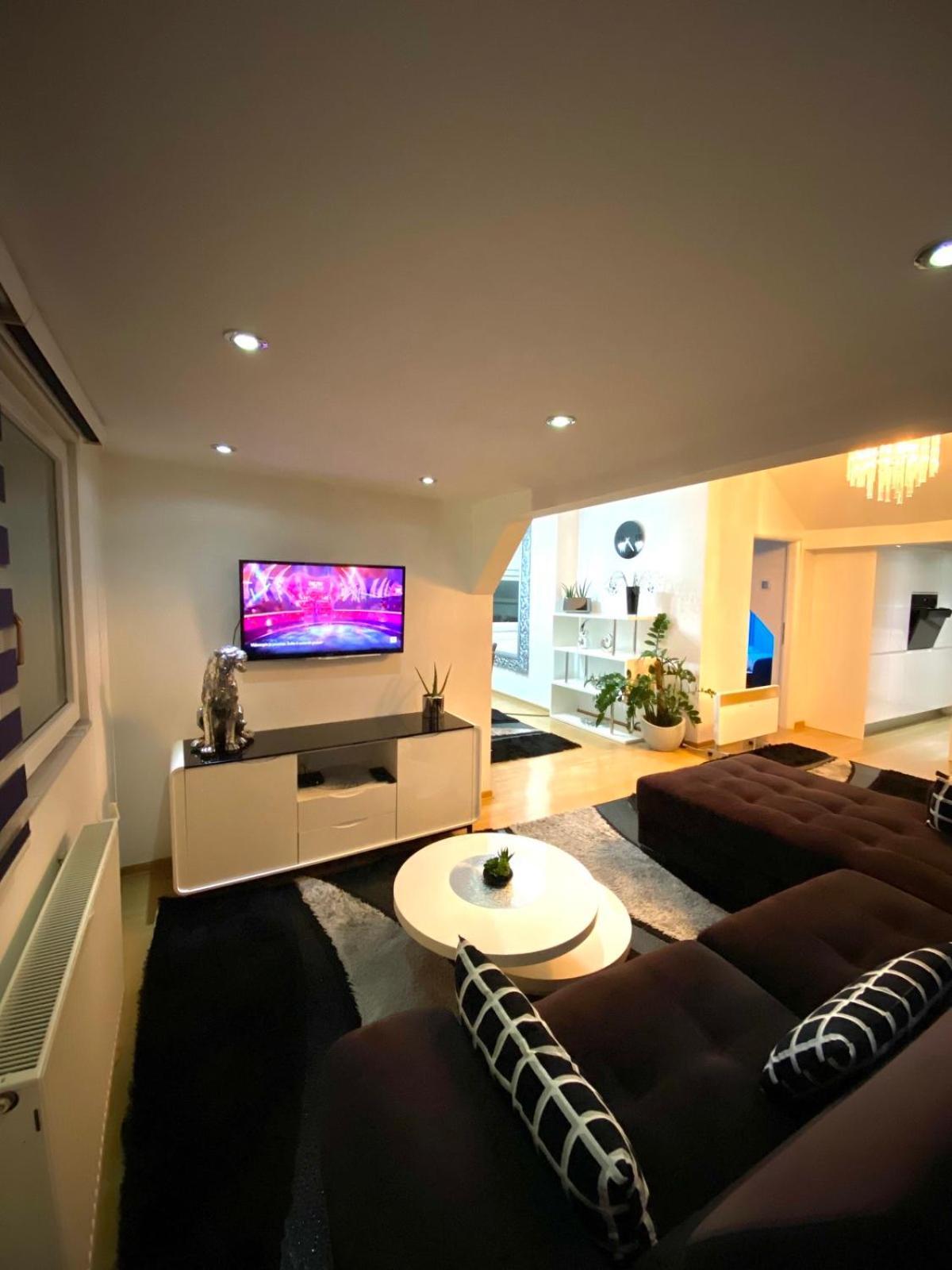 Luxury Black & White Apartment *