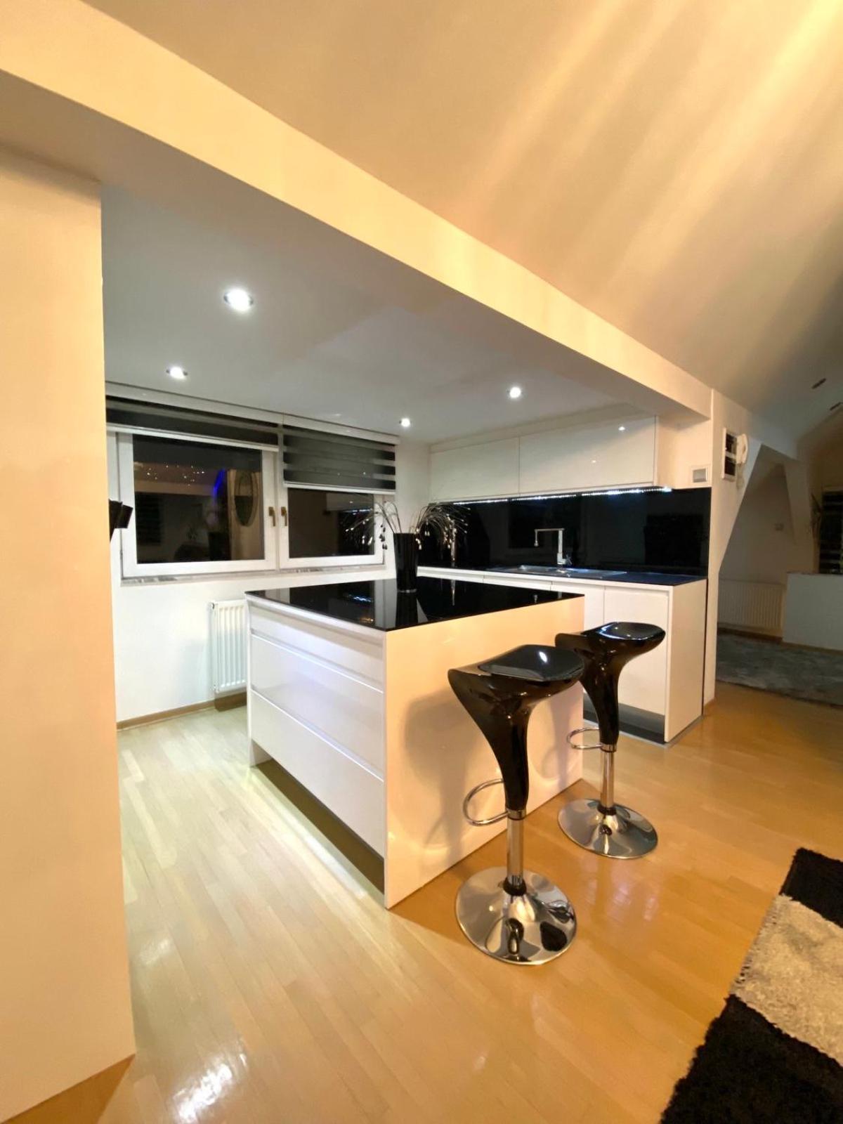 Apartment Luxury Black & White *